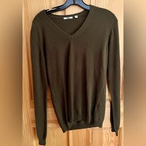 SZ Medium Uniqlo Pure Merino Wool V-Neck Olive Green Sweater Essential Cozy Gift